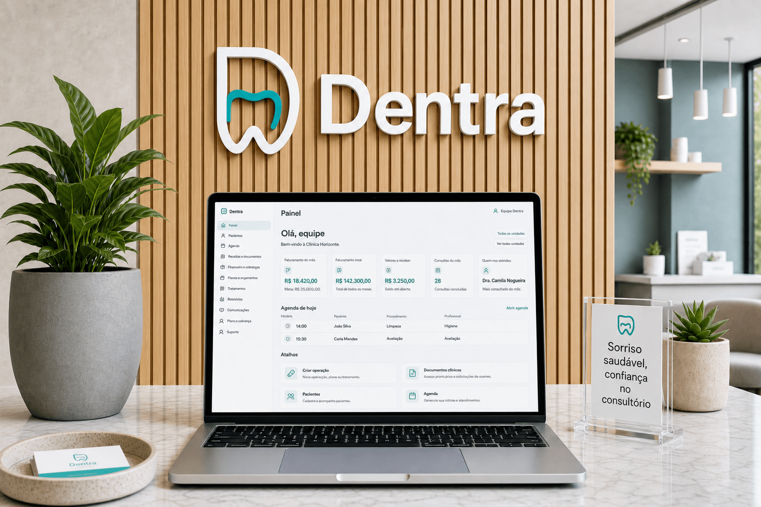 Consultório com laptop no painel do Dentra e marca Dentra na parede